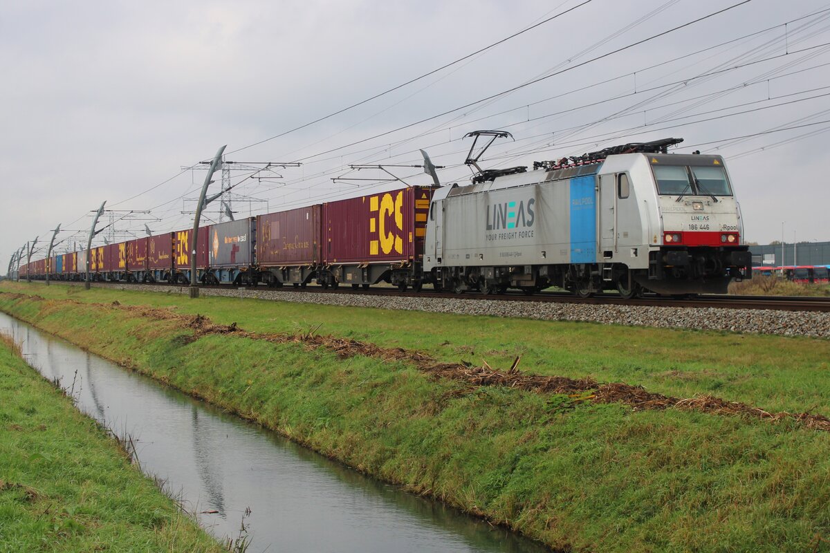 Schauen Sie der Szenerie bei Angeren an, wo am 24 Oktober 2024 Lineas 186 446 mit umgeleiteter Containerzug passiert. Innerhalb zwei jahre kann dieser Stelle komplett verschwunden sein nach der Verl�ngerung der A15 Autobahn von Valburg bis die Deutsche Grenze.