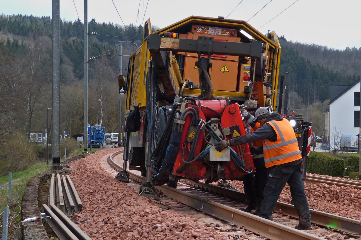 Schienenschwei�arbeiten. Das Schwei�ger�t des VAIA CAR Zweiwegefahrzeug wird positioniert. 15.04.2021  

