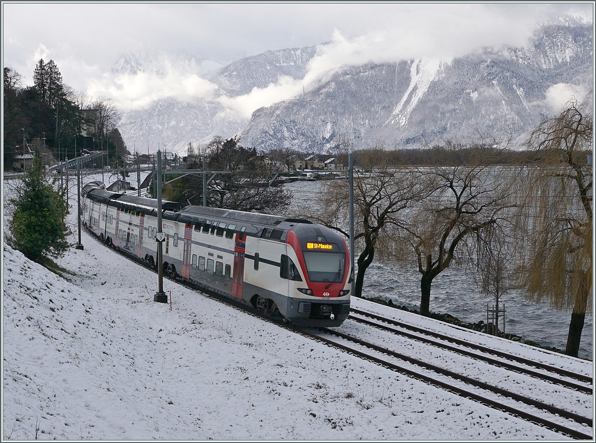 Schnee am Ufer des Genfer Sees ist relativ selten und wenn dann schmilzt er durch die Wärme des Sees recht rasch. Somit nutzte ich bei einem kleine Spaziergang sozusagen jede Flocke um die zumindest augenscheinlich winterliche Stimmung festzuhalten. 

Der SBB RABe 511 036 ist kurz vor Villeneuve von Annemasse nach St-Maurice unterwegs. 

25. Januar 2021