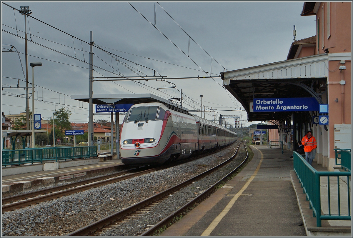 Schnell und  p�nktlich, aber kaum mit der eleganten Form des ETR 400 zu vergleichen: Der Frecciabianca 9773  von Roma nach Milano bei der Durchfahrt in Orbetello Monte Argentaio am
27. April 2015 