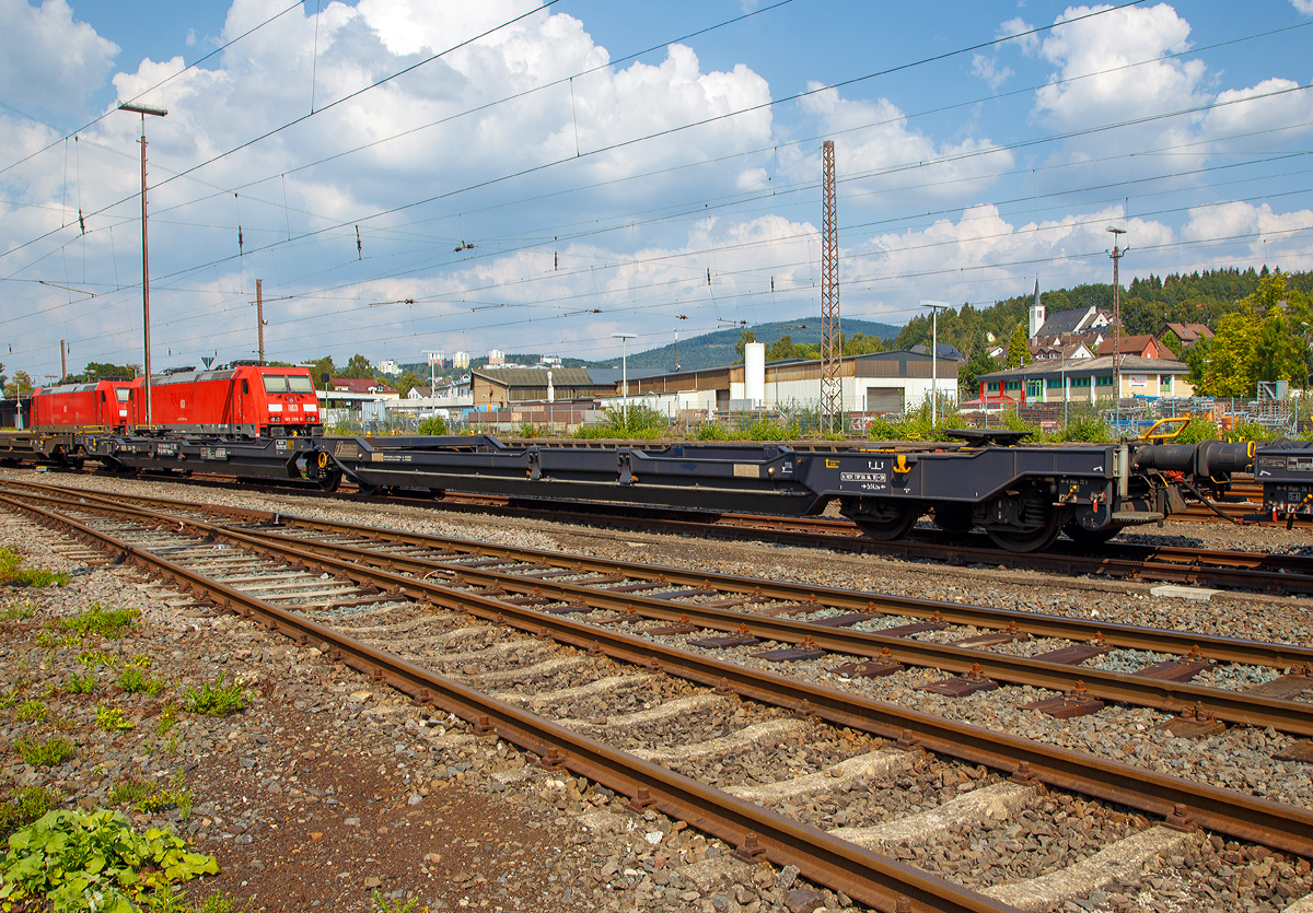 Sechsachsiger Gelenk-Taschenwagen (Doppeltaschenwagen Typ T3000e in Gelenkbauart) der Gattung Sdggmrss, 33 85 4956 876-8 CH-CEMAT, der Mercitalia Intermodal S.p.A., Mailand (ex Cemat S.p.A.) abgestellt am 25.08.2019 in Kreuztal.

Der Wagen wurde 2018 von Ferriere Cattaneo SA (Giubiasco, Schweiz) und der Tatravag�nka a.s. Poprad (Slowakei), jeweils unter der Fabriknummer 749 gebaut. Wobei die Ferriere Cattaneo wohl eher der Lizenzgeber ist und die Entwicklung dieser Wagen gemacht hat.

Diese G�terwagen sind zum Transport von kranmanipulierbaren Sattelaufliegern und genormten Wechselbeh�ltern / Containern an allen europ�ischen Eisenbahnstrecken mit Normalspurweite bestimmt, auch bekannt als intermodaler Verkehr.

Technische Daten:
Spurweite: 1.435 mm
L�nge �ber Puffer:	34.200 mm
Drehzapfenabstand: 2 x 14.200 mm
Radsatzstand in den Drehgestellen: 1.800 mm
Eigengewicht: 34.300 kg
Max. Zuladung: S / SS 85 t f�r Streckenklasse C; S 100 t / SS 85 t f�r Streckenklasse D
Max. Radsatzlast S/SS: 	22,5 t / 20 t
Max. Geschwindigkeit bei Radsatzlast 20 t / 22,5 t: 120/100 km/h
Ladel�nge: 2 x 16.100 mm
Ladeh�he (f�r Container): 1.155 m
Nutzbare L�nge des Raums zwischen den Schutztr�ger: 10.490 mm
Raumbreite zwischen L�ngstr�gern: min. 2.700 mm
Kleinster befahrbarer Gleisbogen: R = 75 m
Drehgestelle: 1x Y25Ls(s)i1f und 2 x Y25Lssi1-K
Bremse:2 x DK-GP-A (K), max. 108 t
Bremssohle: Jurid 816 M
Handbremse: Ja, auf das mittlere Drehgestell 

