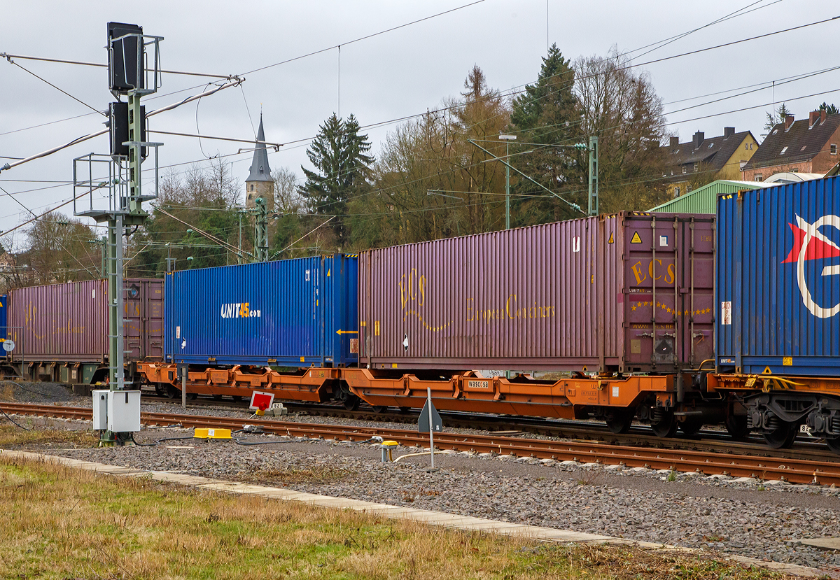 Sechsachsiger Gelenk-Taschenwagen (Doppeltaschenwagen Typ T3000es in Gelenkbauart, 33 85 4992 237-9 CH-WASCO, der Gattung Sdggmrss der WASCOSA AG am 05.01.2022 im Zugverband bei der Durchfahrt in Betzdorf (Sieg) in Richtung K�ln.

Gebaut wurden diese Wagen, unter Lizenz von Ferriere Cattaneo (Schweiz), von Tatravag�nka a.s. Poprad (Slowakei).

Diese G�terwagen sind zum Transport von kranmanipulierbaren Sattelaufliegern und genormten Wechselbeh�ltern / Containern an allen europ�ischen Eisenbahnstrecken mit Normalspurweite bestimmt.

Technische Daten
Spurweite: 1.435 mm
Eigengewicht: 35 t
Gewicht des beladenen Wagens: S/SS  135 / 120 t
Max. Radsatzlast S/SS: 22,5 t / 20 t
Max. Ladegewicht S/SS: 100 t / 85 t
Max. Geschwindigkeit bei Radsatzlast 20 t/22,5 t:  120/100 km/h
L�nge �ber Puffer:34.200 mm
Drehzapfenabstand: 2 x 14.200 mm
Radsatzstand in den Drehgestellen: 1.800 mm
Ladel�nge: 2 x 16.185 mm
Nutzbare L�nge des Raums zwischen den Schutztr�ger: 10.490 mm
Raumbreite zwischen L�ngstr�gern: min. 2 700 mm
Drehgestelltyp: 1 x Y25Ls(s)i1f und  2 x Y25Lssi1-K (niedrige Bauart)
Raddurchmesser: 920 mm (neu) / 860 mm (abgenutzt)
St�tzbock h�henverstellbar (Ma�e �ber der Ladeebene der Tasche): 
untere Stellung:  880 mm 
mittlere Stellung: 980 mm 
obere Stellung: 1.130 mm
Bremse: 2 x KE-GP-A
Bremssohle: Jurid 816M (K-Sohle)
Kleinster  befahrbarer Kurvenradius: R 150 m (im Zugverband)
Intern. Verwendungsf�higkeit: TEN - GE