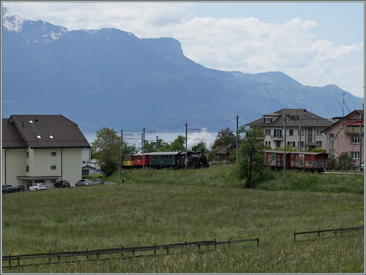 Sehr eindrücklich dann die  Bergfahrt , welche die HG 3/4 N° 3 jedoch nicht übermässig anzustrengen schien. Hier erreicht der Dampfzug St-Légier Gare, dass ohne Halt und recht schnell durchfahren wird. 
16. Mai 2016