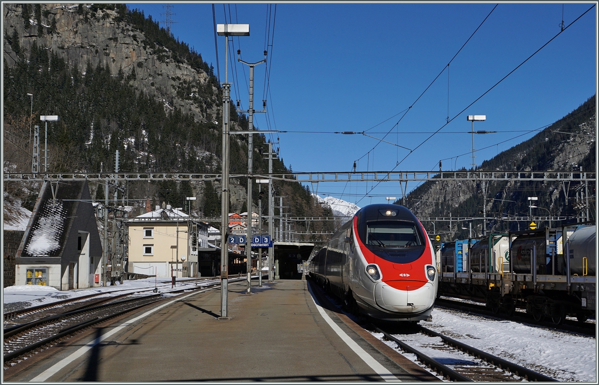 Seit dem Fahrplanwechsel werden einige ICN Umläufe durch ETR 610 abgedeckt, so ist hier ein SBB ETR 610 als ICN 869 bei der Durchfahrt in Göschenen unterwegs. 
11. Feb. 2016