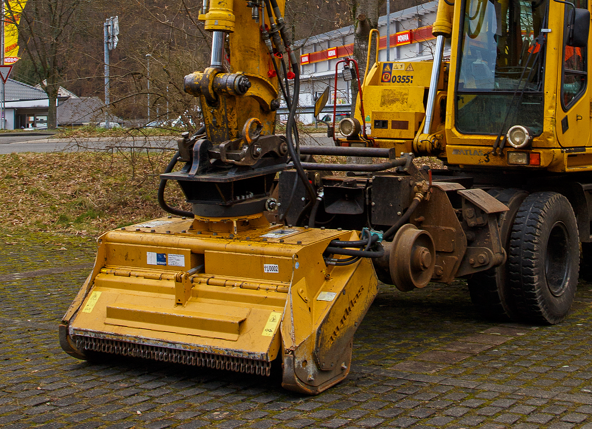 SEPPI Baggermulcher BMS 150 der HeringBau, angebaut an einen ATLAS-TEREX Zweiwegebagger 1604 ZW der Westerwaldbahn abgestellt am 07.02.2022 in Betzdorf-Alsdorf.

Der SEPPI BMS 150 ist ein leistungsvoller Forstmulcher. Dieser SEPPI Baggermulcher BMS mulcht (zerkleinert Holz) Stubben und Stämme bis zu 30 cm Durchmesser. Die Arbeitsbreite bei diesem BMS 150 beträgt 150 cm, das Gewicht beträgt 1.400 kg. Hersteller ist die SEPPI M. AG in Kaltern (Südtirol) – Italien.
