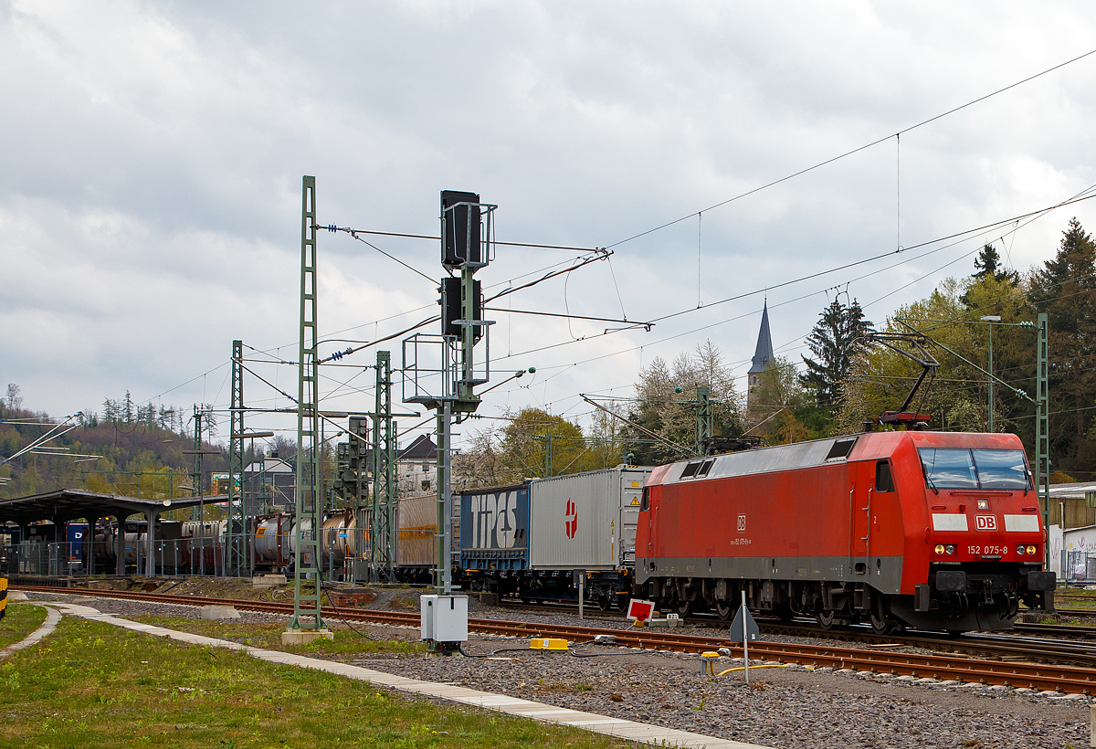 Sie hat schon viel mit gemacht....
Die DB Cargo 152 075-8 (91 80 6152 075-8 D-DB) fährt am 29.04.2021 mit einem KLV-Zug durch Betzdorf/Sieg in Richtung Köln. Im Nachschuss konnte ich sehen sie hatte Probleme und viel Bügelfeuer.

Die Siemens ES64F wurde 1999 von Krauss-Maffei in München-Allach unter der Fabriknummer 20202 für die DB Cargo AG gebaut. Am 9. September 2002 im Bahnhof Bad Münder (Niedersachsen) hatte sie einen schweren Zusammenstoß mit der 140 635-4. Nach dem Unfall wurde die 152 075-8 z-gestellt. Im Jahr 2005 erfolgte ein Neubau (u.a. neuer Lokkasten), unter Verwendung von Teilen (der Fabriknummer 20202), von Siemens in München-Allach unter der neuen Fabriknummer 21158.
