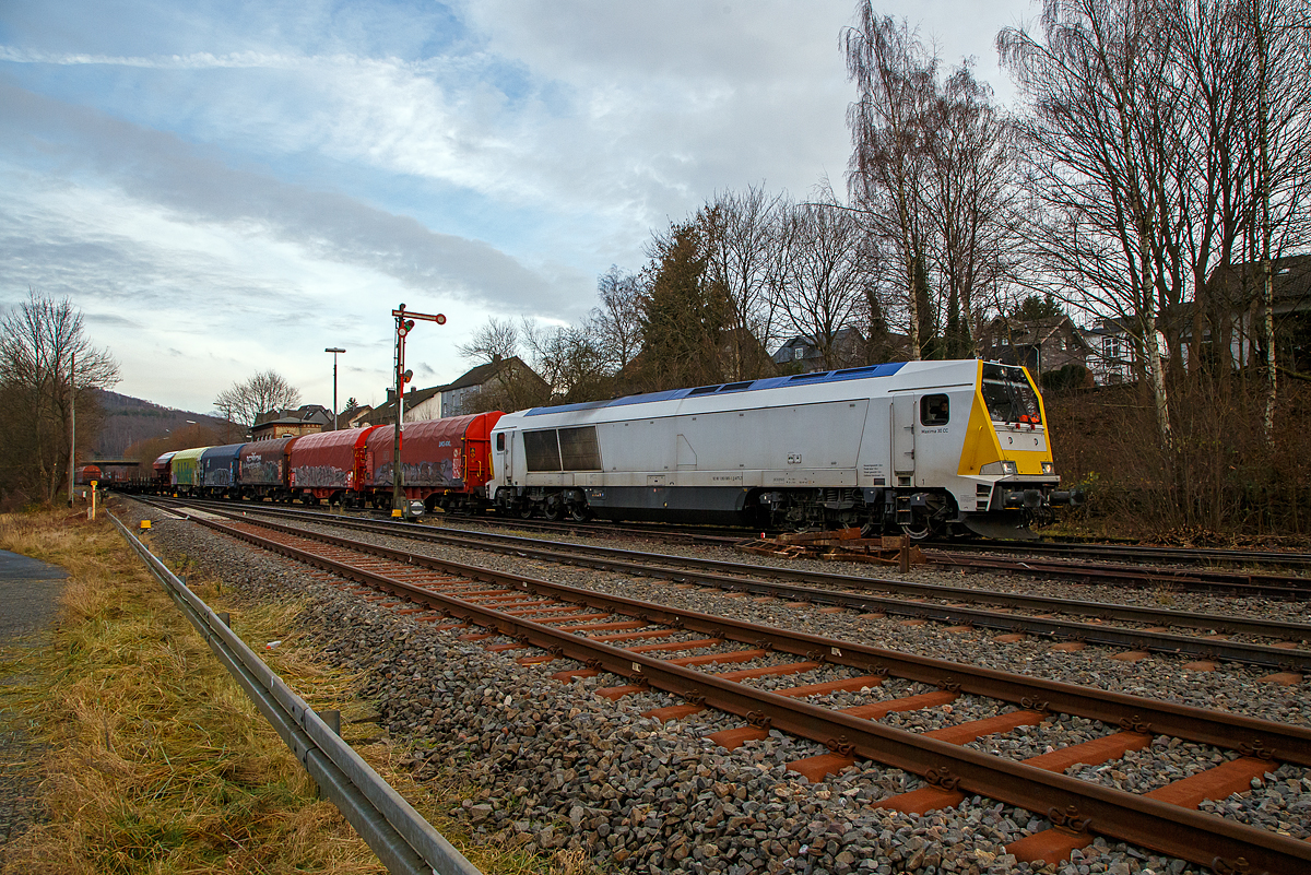 Sie war das letzte Mal in Herdorf, die Miete läuft aus...
Die an die KSW (Kreisbahn Siegen-Wittgenstein) vermietete Voith Maxima 30 CC – VTLT 263 005-5 (92 80 1263 005-1 D-VTLT) der Voith Turbo Lokomotivtechnik GmbH & Co. KG, fährt am 10.12.2021 mit einem sehr langen Übergabegüterzug (leer Wagen) von Herdorf via Betzdorf und Siegen nach Kreuztal.