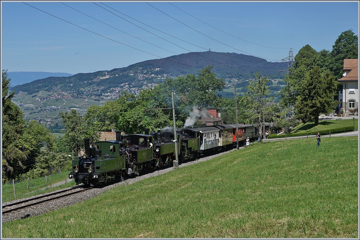 Sieben auf einen Streich: Gleich vier Loks bespannten den 11:40 Dampfzug ab Blonay, an der Spitze die LEB G 3/3 N° 5, anschliessende folgen die JS/BAM Ge 3/3 N° 6, die G 2x 2/2 105 und die HG 3/4 N° 3. Der Zug konnte bei Chaulin fotografiert werden.

8. Juni 2019