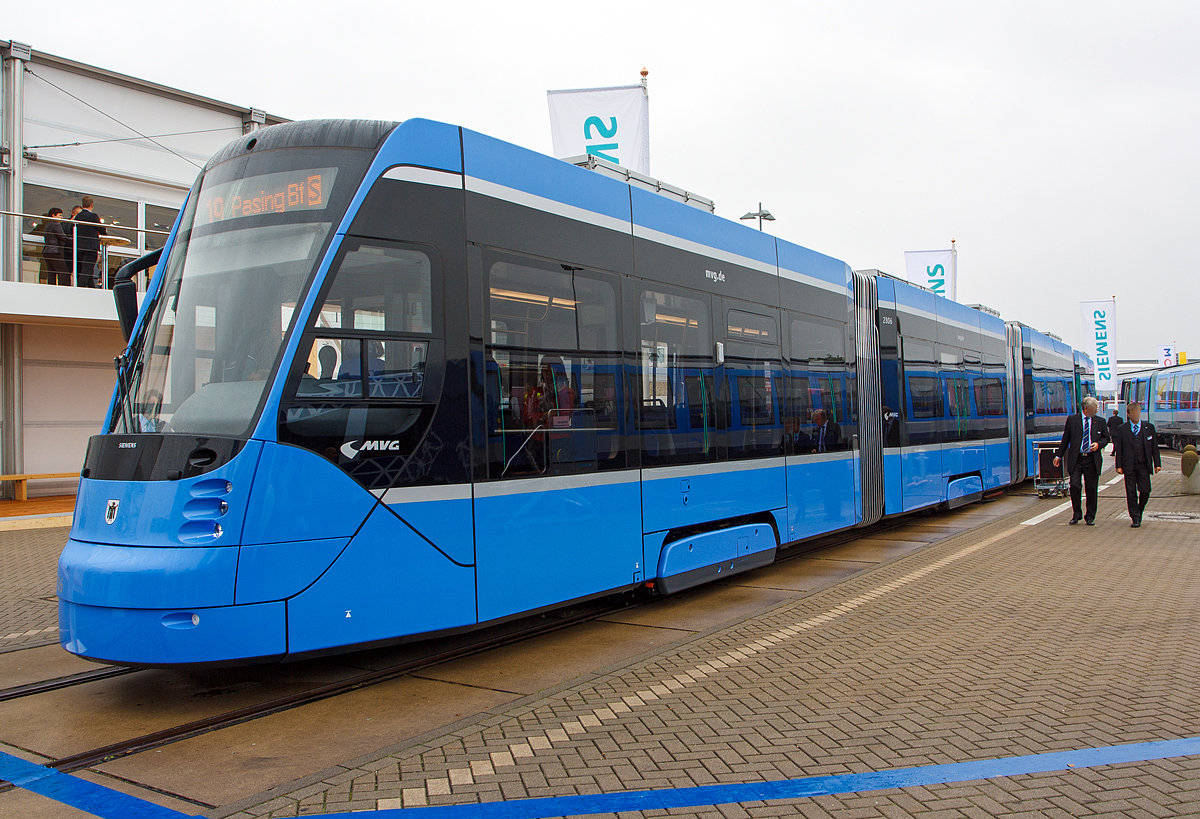 
Siemens Rail Systems präsentierte auf der InnoTrans 2014 in Berlin (26.09.2014) auf dem Freigelände den MVG 2806 (Münchner Verkehrsgesellschaft), ein Niederflur-Straßenbahntriebwagen in Modul-Bauweise vom Typ Siemens Avenio, der in München als Baureihe T geführt wird.

Als Baureihe T wird die 16. Triebwagen-Generation der Münchner Straßenbahn bezeichnet. Sie besteht aus acht Fahrzeugen des Typs Siemens Avenio, Garnituren wurden von Siemens in Wien-Simmering hergestellt, die Drehgestelle stammen aus dem Werk in Graz. Die Straßenbahnen werden von der Münchner Verkehrsgesellschaft (MVG) betrieben. Die viergliedrigen Gelenkwagen haben eine Länge von 36,85 Metern, sind 3,55 Meter hoch, 2,30 Meter breit und haben ein Leergewicht von 47,8 Tonnen. Die Fahrzeuge der Kleinserie, die offiziell als Baureihe T 1.6 bezeichnet wird, wurden zwischen 2013 und 2014 ausgeliefert und nahmen im September 2014 den Fahrgastbetrieb auf.

Die Fahrzeuge sollten vor allem auf Routen mit hohem Fahrgastaufkommen, also auf den Linien 17, 19, 20, 21 und 22, eingesetzt werden. Garnituren wurden in Wien-Simmering hergestellt, die Drehgestelle stammen aus dem Werk in Graz.

TECHNISCHE DATEN;
Fahrzeugart: Vierteiliger Niederflur-Gelenktriebwagen für den Einrichtungsbetrieb
Anzahl : 8 (und 1 T4.1)
Spurweite: 1.435 mm (Normalspur)
Achsfolge: Bo´2´Bo´Bo´
Länge über Alles: 36.850 mm
Breite: 2.300 mm
Höhe: 3.550 mm
Raddurchmesser:  600 mm (neu) / 520 mm (abgenutzt)
Eigengewicht: 47,8 t
Nutzlast: ca. 23,6 t
Leistung: Nr. 6x120 kW = 720 kW
Höchstgeschwindigkeit:  70 km/h
Steigung/Gefälle: max. 6 %
Anzahl der Türen: 8 (Doppeltüren 1.300 mm breit)
Niederfluranteil: 100 %
Einstiegshöhe: 300 mm
Kapazität (bei 4 Pers./m²): 216, davon 69 Sitzplätze
Stromsystem : 750 Volt DC (=)
