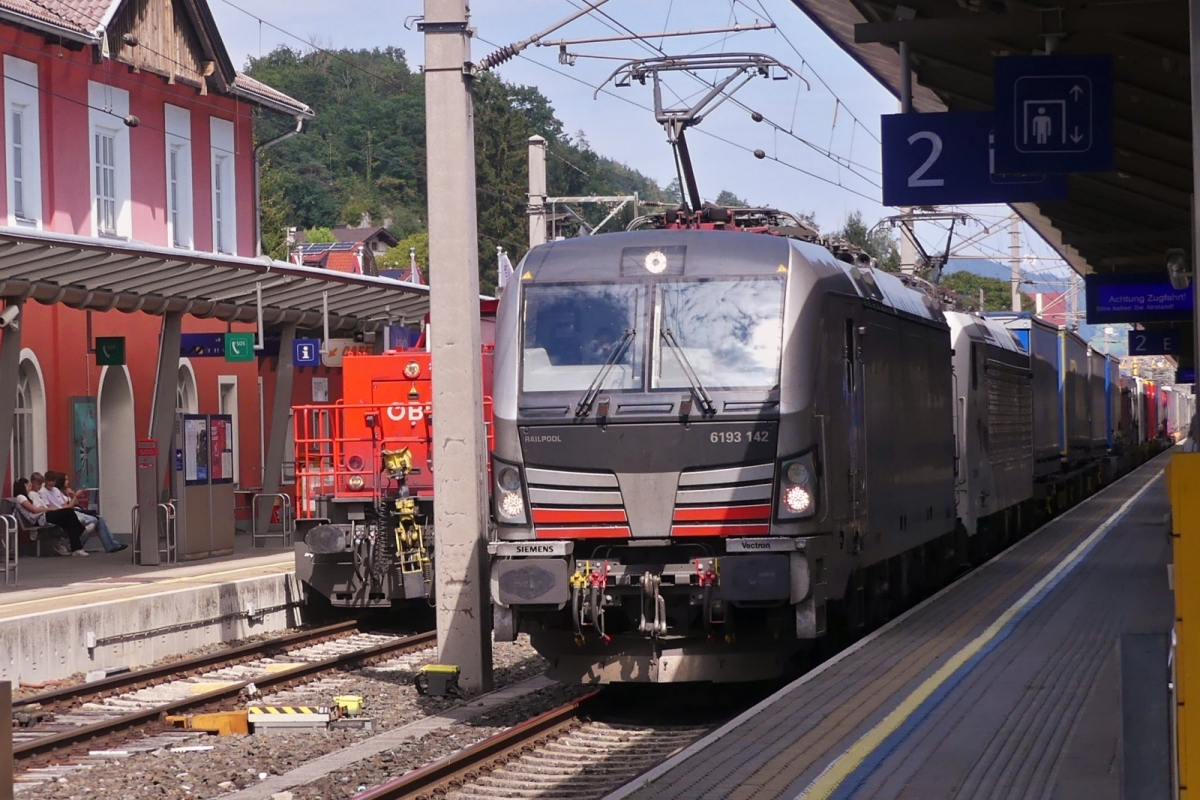 Siemens Vectron 6193 142, von Railpool mit Schwesterlok vor einem G�terzug bei der Durchfahrt vom Bahnhof Jenbach. 20.08.2024