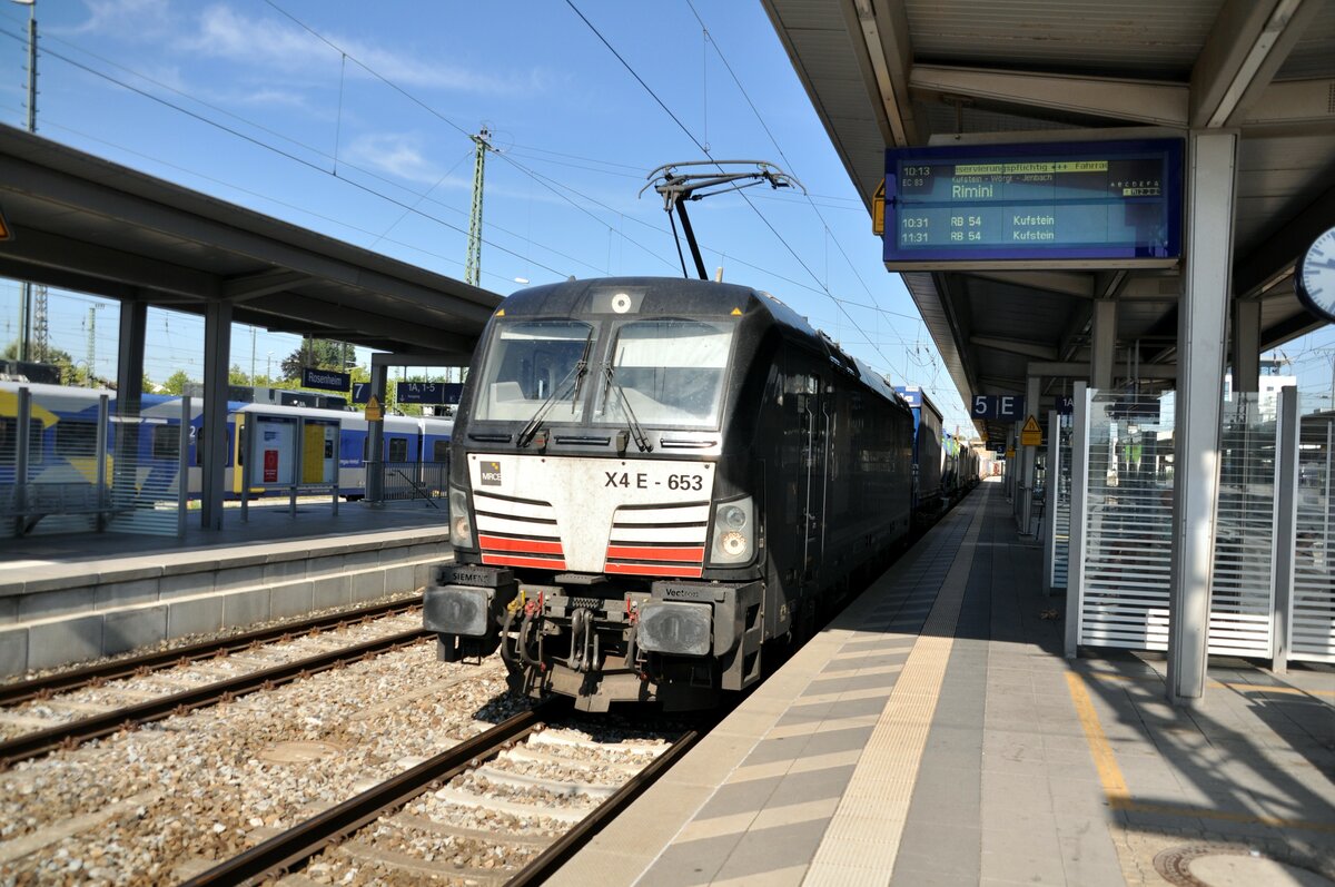 Siemens Vetron MRCE X 4 E 653 (91 80 6 193 653-3 D-DISPO) mit Containerzug in Rosenheim am 12.08.2022.