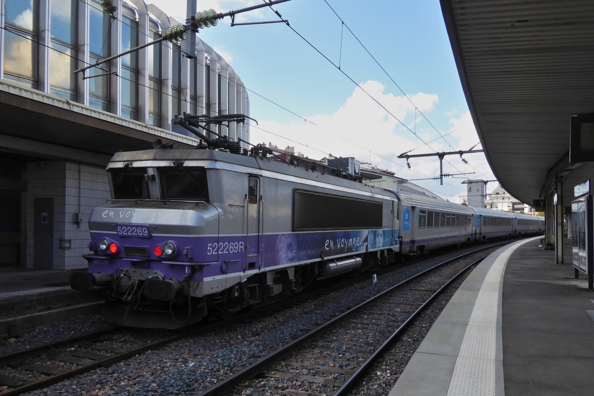 SNCF BB 22269 wartet im Bahnhof von Annecy auf das Abfahrtsignal, um ihren Zug nach Chamb�ry Challes-les-Eaux zu schieben. 16.09.2022 (Hans) 