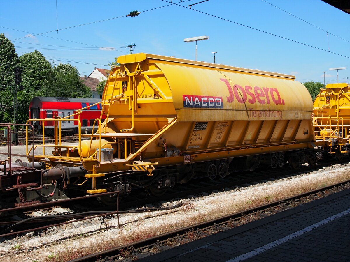 SNCF Silowagen 693 230-5 Taoos f�r Tiernahrung Nacco in Ulm am 07.06.2014.