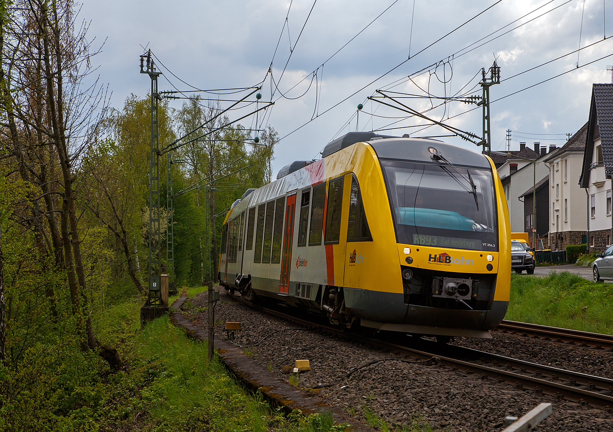 So langsam wird es grün....
Der VT 254 (95 80 0648 154-2 D-HEB / 95 80 0648 654-1 D-HEB), ein Alstom Coradia LINT 41 der HLB (Hessische Landesbahn), fährt am 27.04.2022 als RB 93  Rothaarbahn  (Betzdorf - Siegen - Kreuztal - Bad Berleburg) und erreicht bald den Bahnhof Kirchen (Sieg).

