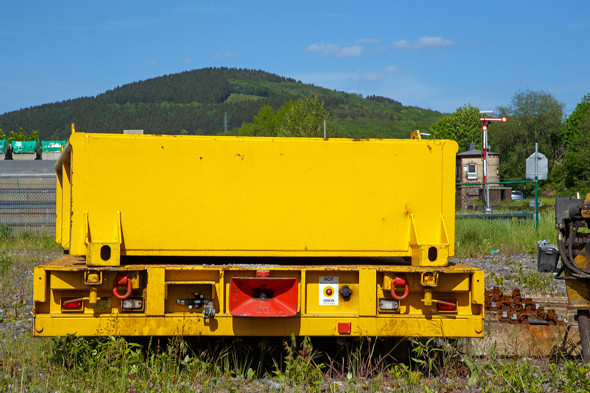 S
o von der Stirnseite k�nnte man meinen es w�re ein LKW von hinten, es ist aber ein Gleisbauanh�nger T5020-2 (Schienengebundenes Ger�t Registrier Nr. 9983 021) mit Schottermulden der DB Bahnbaugruppe GmbH, abgestellt am 18.05.2015 beim Bahnhof Herdorf.
