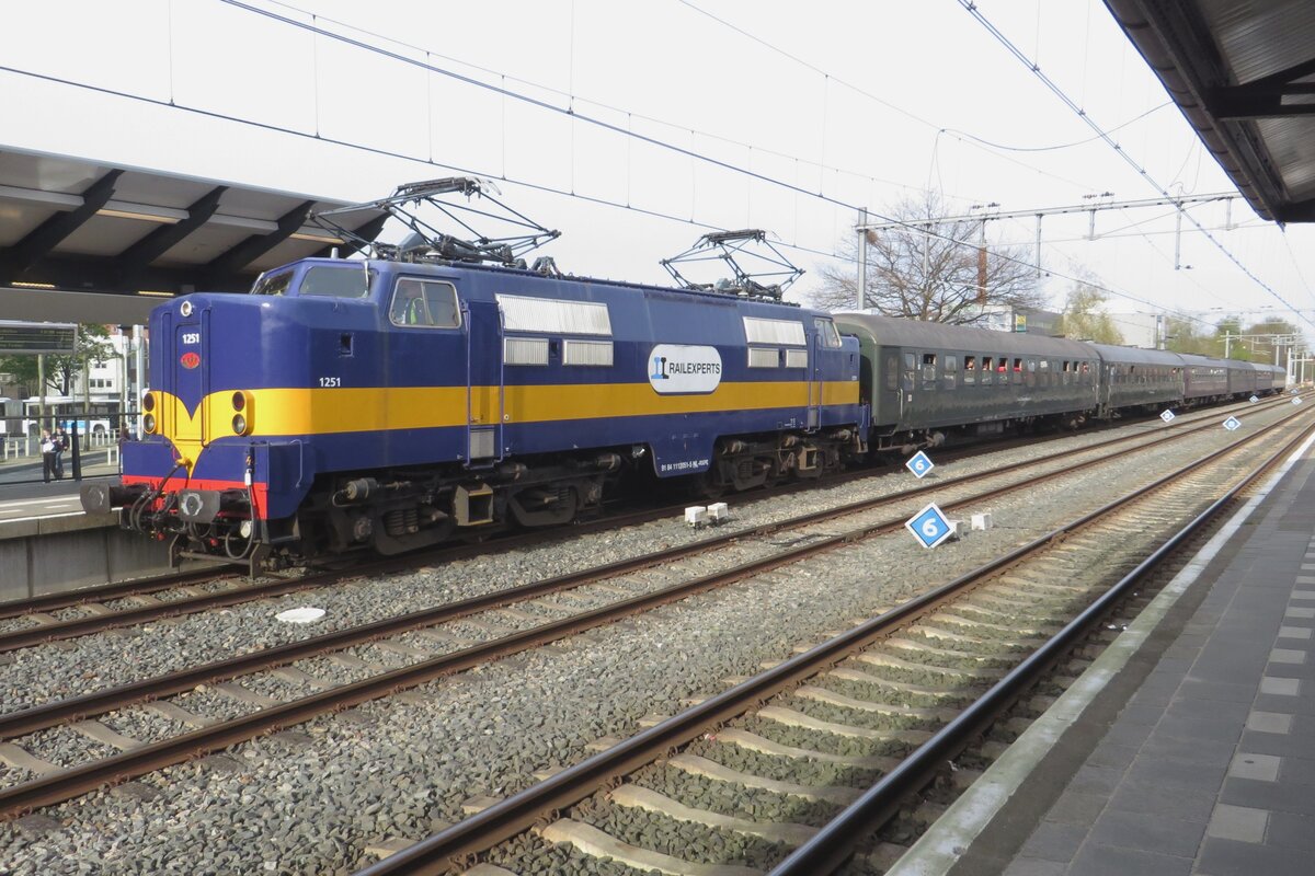 Sonderzug mit 1251 treft am Abend von 27 April 2023 in Apeldoorn ein. 