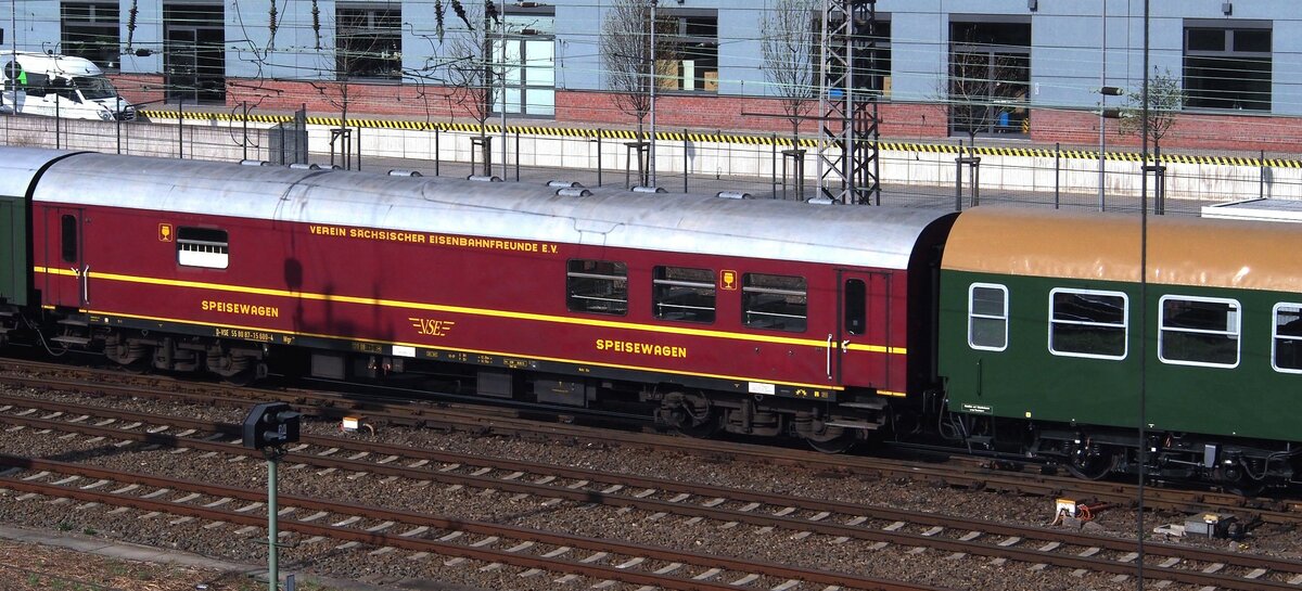 Speisewagen des VSE (Verein Sächsischer Eisenbahnfreunde (e.V.)  D-VSE 55 80 87-15 609-4 Wgr  beim 7. Dampfloktreffen in Dresden Altstadt am 17.04.2015.