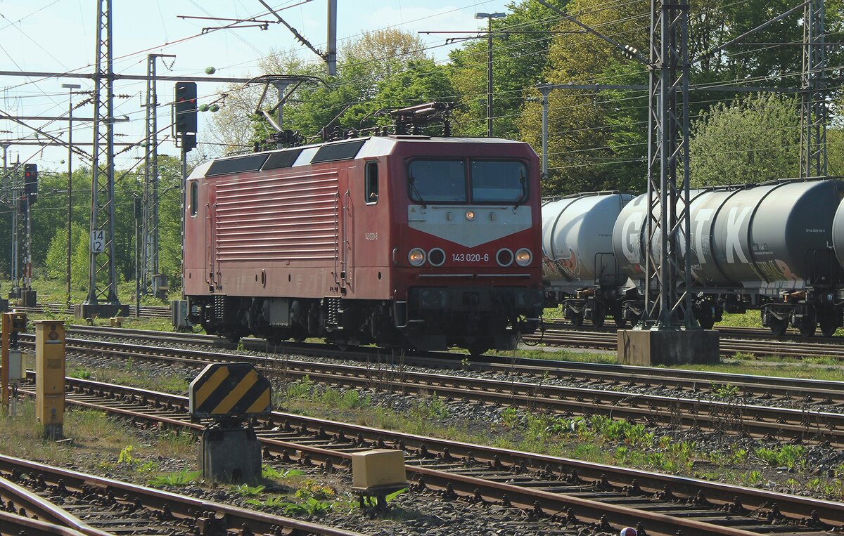 SRLS 143 020 lauft am herrlichen 26 April 2025 um in Bad Bentheim. Die von dieser 'Himbeerroter Lady' angebrachter Keselzug wird ein Tag später in die Nieder;lande fahren mit einer RFO 1800.