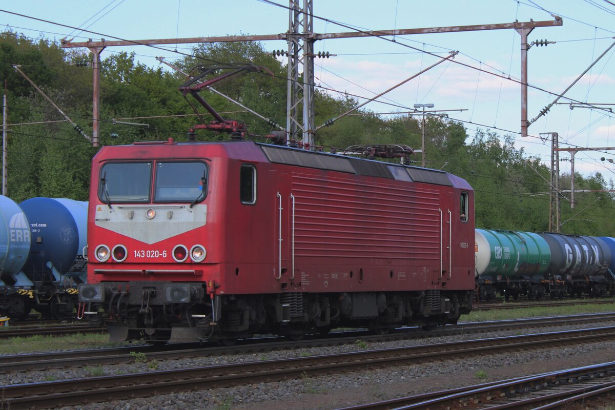 SRLS 143 020 lauft am herrlichen 26 April 2025 um in Bad Bentheim. Die von dieser 'Himbeerroter Lady' angebrachter Keselzug wird ein Tag später in die Nieder;lande fahren mit einer RFO 1800.