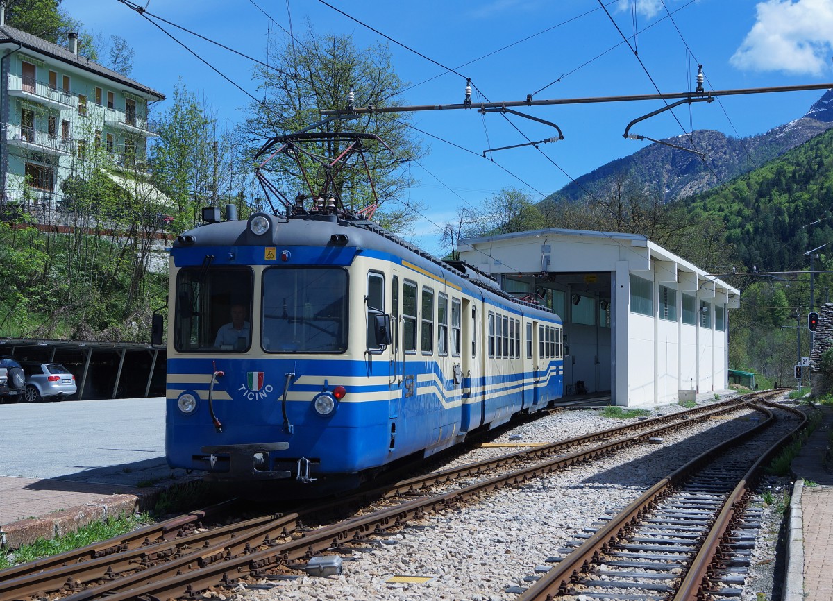 SSIF/FART: ABe 8/8 22  TICINO  (1959), ehemals FART, auf Rangierfahrt in RE am 2. Mai 2015.
Foto: Walter Ruetsch
