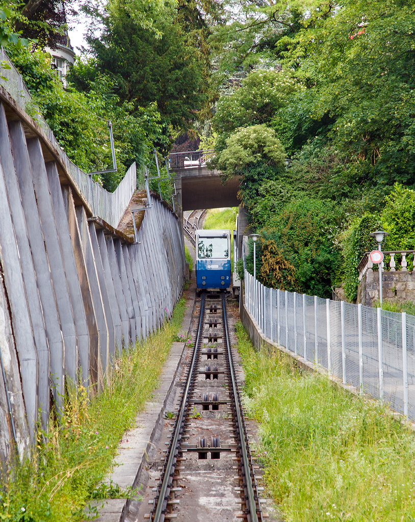 
Standseilbahn Rigiblick im Quartier Oberstrass der Stadt Z�rich am 06.06.2015, der Wagen 2 kommt zur Talstation herab.

Die Seilbahn Rigiblick verbindet die Talstation an der Universit�tsstra�e mit der Bergstation Rigiblick auf dem Z�richberg. Die schmalspurige Standseilbahn wird von den Verkehrsbetrieben Z�rich (VBZ) betrieben und j�hrlich von rund 600.000 Fahrg�sten benutzt.

Technische Daten
Steuerungsart:  automatisch
Streckenl�nge:  385 m
H�hendifferenz:  94 m
Steigung (Mittel):  25.3 %
Steigung (Max.):  ca. 36 %
Spurweite:  1000 mm
Fahrgeschwindigkeit:  5.0 m/s
Fahrzeit:  2 Minuten (ohne Zwischenhalt)
F�rderleistung:  max. 630 Personen pro Stunde
