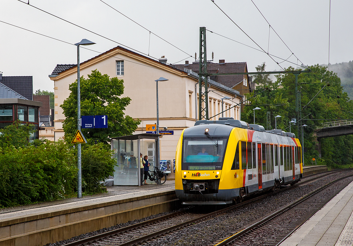 
Starke Unwetter an der Sieg, zwischen Betzdorf und Kirchen lag ein Baum im Gleis, so war die Strecke nur noch eingleisig befahrbar und der VT 266 (95 80 0648 166-6 D-HEB / 95 80 0648 656-6 D-HEB) ein Alstom Coradia LINT 41 der HLB (Hessische Landesbahn), hat am 31.05.2018 im Bahnhof Kirchen noch etwas länger Hp 0, als RB 90  Westerwald-Sieg-Bahn  (Siegen – Betzdorf - Au/Sieg- Altenkirchen – Westerburg).