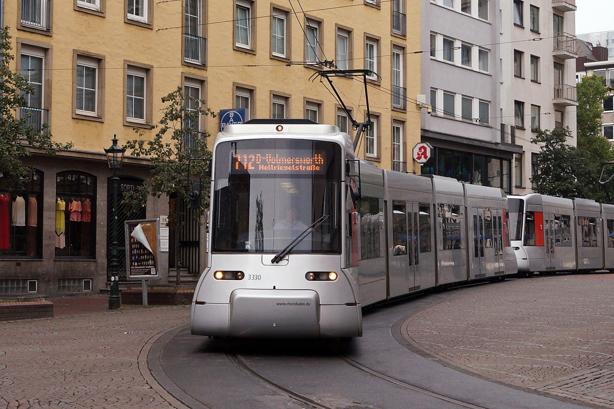 Strassenbahn D�sseldorf: Seit dem 21. Februar 2015 verkehrt die Strassenbahn D�sseldorf nicht mehr auf der Bolker Strasse und Hunsr�ckenstrasse, wo sie die Altstadt ber�hrte. NF8U 3330 (oder Hamsterbacken genannt) der Linie 712, verewigt am 7. August 2013.
Foto: Walter Ruetsch