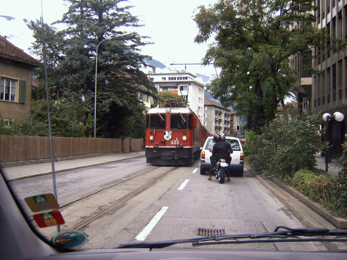 Straßenbegegnung mit RhB Ge 4/ II Nr.632 in Chur am 10.09.2005.