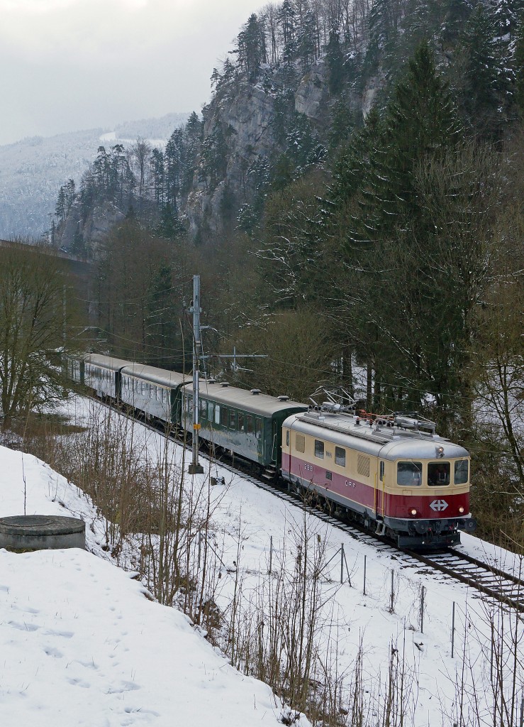 TEE-Classics: Re 4/4 I 10034 mit einem Sonderzug zwischen Reuchenette-P�ry und SoncebozSombeval am 24. Januar 2015.
Foto: Walter Ruetsch