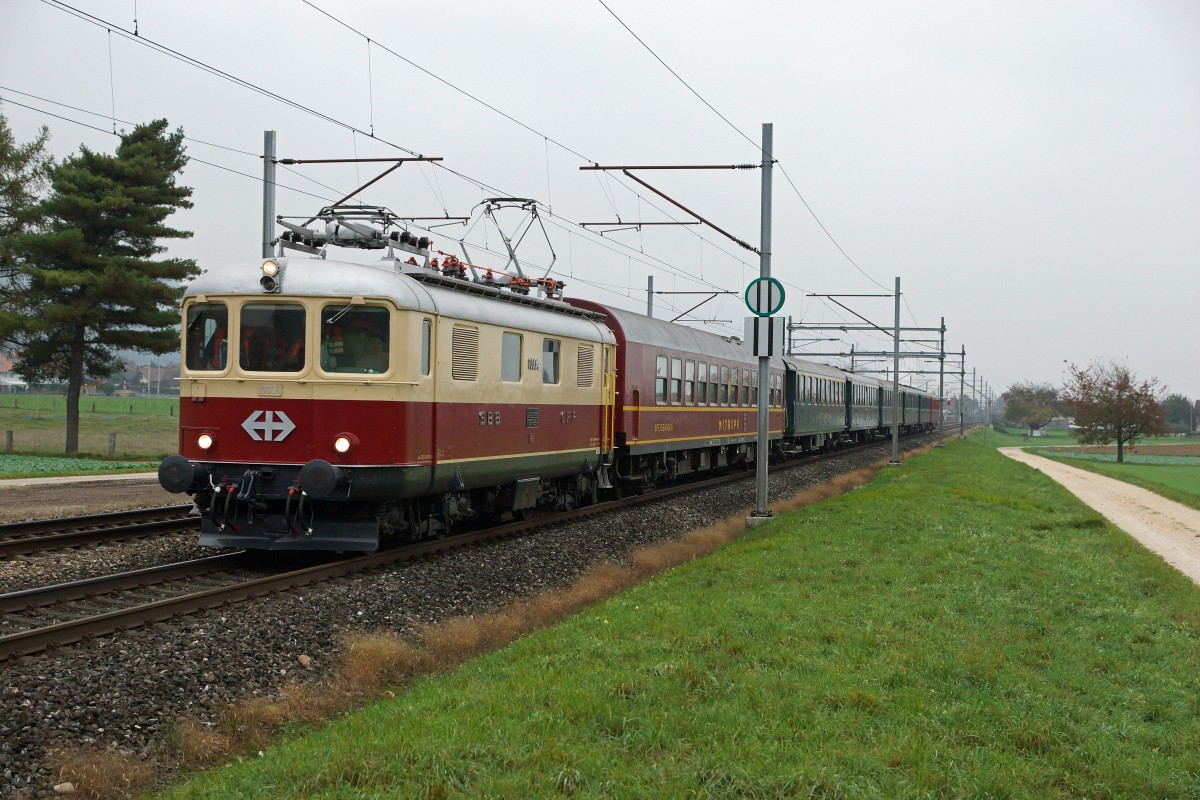TEE-Classics/DBB: Re 4/4 I 10034,  mit einem Sonderzug bei Niederbipp am 10. Oktober 2015. Die Signaltafeln weisen auf eine kurvenreiche Strecke zwischen Niederbipp und Wangen an der Aare hin.
Foto: Walter Ruetsch