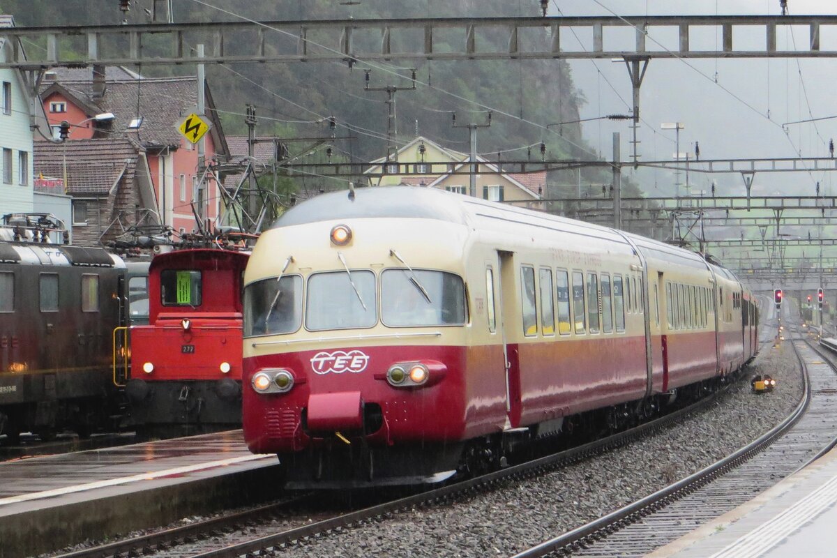 TEE RABe 1053 treft am verregneten 19 September 2021 in Erstfeld ein während das Bahnhofsfest der Gotthard Bahntage.