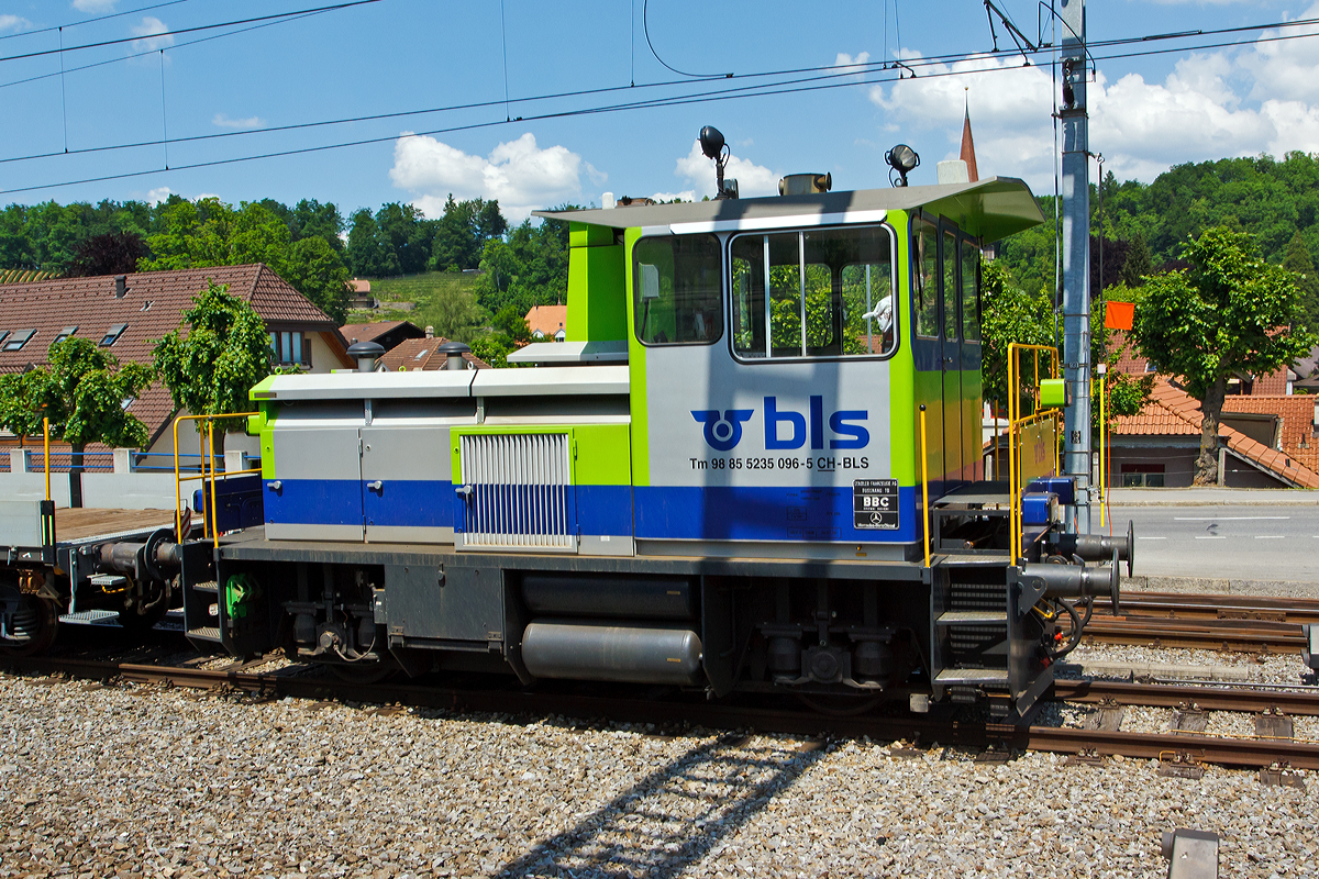 
Tm 2/2 BLS - Rangierlok Tm 235 096-5 (98 85 5235 096-5 CH-BLS), ex GBS 96 (G�rbetal-Bern-Schwarzenburg-Bahn),  abgestellt am 28.05.2012 beim Bahnhof Spiez (aufgenommen aus einfahrendem Zug). 

Die diesel-elektrische Rangierlok wurde 1984 von Stadler unter der Fabriknummer 165 gebaut, der elektr. Teil ist von BBC, der Dieselmotor ist von Mercedes-Benz.

Technische Daten: 
Spurweite: 1.435 mm 
Achsfolge: B
L�nge �ber Puffer:  7.950 mm
Achsabstand:  4.050 mm
Eigengewicht: 29.00 t
H�chstgeschwindigkeit: 80 km/h (geschleppt 75 km/h)
Leistung: 350kW
Motor: 12-Zylinder Mercedes-Benz Dieselmotor
Raddurchmesser: 960 mm