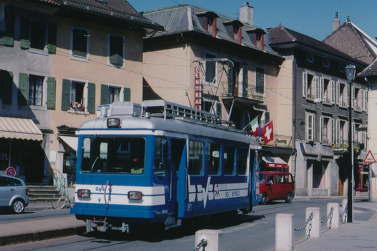 TPC/BVB: Ein kurzer Blick in die Vergangenheit.
Vor zwanzig Jahren, im August 1998, war noch die ehemalige Strassenbahn mit den Be 2/3 15 und 16 zwischen Bex und B�vieux unterwegs.
Foto: Walter Ruetsch