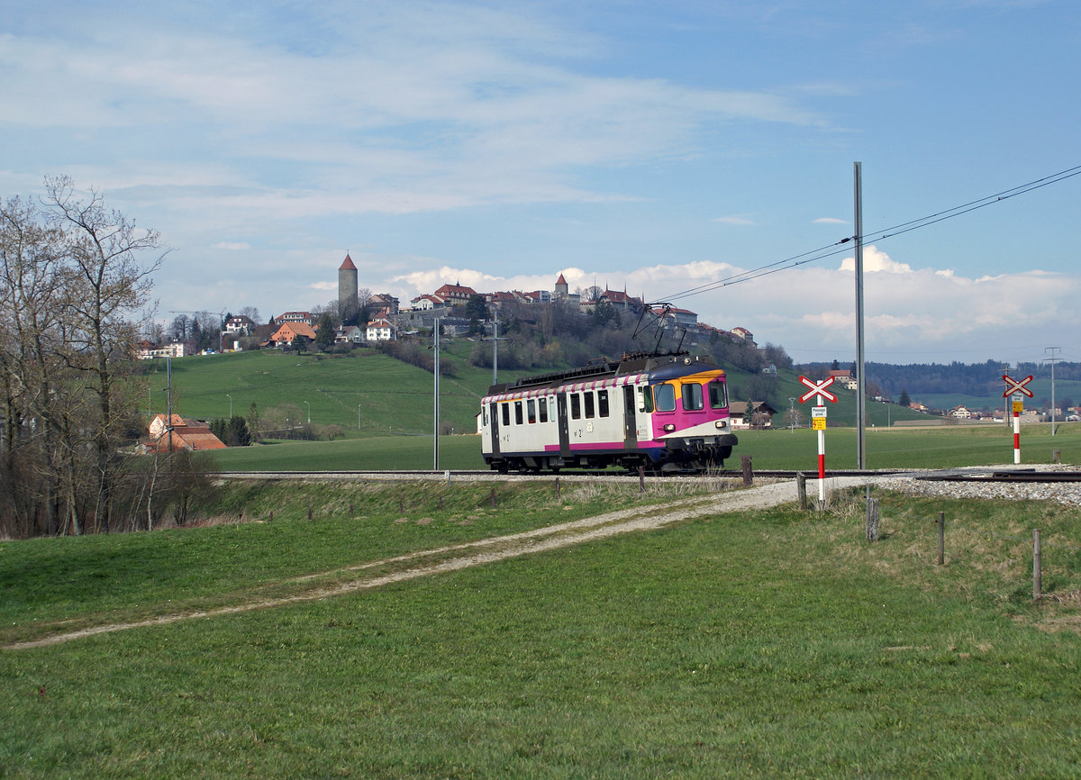 TPF: Eine Aufnahme aus l�ngst vergangenen Zeiten dokumentiert ein Regionalzug Romont-Bulle mit dem ABDe 4/4 176 ehemals Seehas/MThB. Die Aufnahme entstand am 2. April 2007 bei Romont. Inzwischen sind diese Triebwagen und die Regionalz�ge auf diesem Streckenabschnitt Geschichte, da sie durch Busse erstzt wurden.
Foto: Walter Ruetsch
