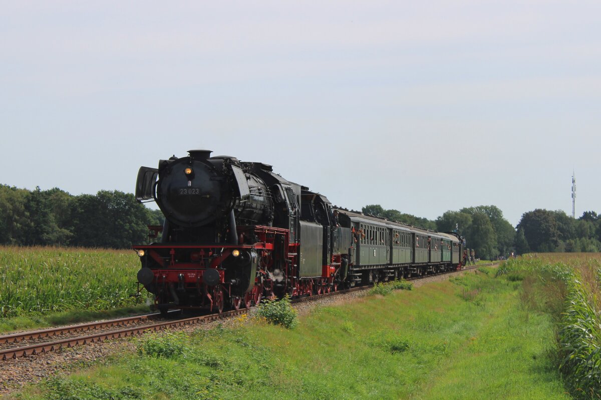 Traditionell ist jedes 1. vollen Wochenende das VSM Dampflokfestival  Terug naar Toen   (Zur�ck ins Damals) und ebenso traditionell ist die Teilname von die SSN aus Rotterdam mit mindestens zwei Dampfloks und vier bis sechs Wagen. Am 3 September 2023 zieht SSN 23 023 eine der st�ndlich verkehrende Dampfz�ge zwischen LOenen und Beekbergen bei Lieren w�hrend TnT 2023.