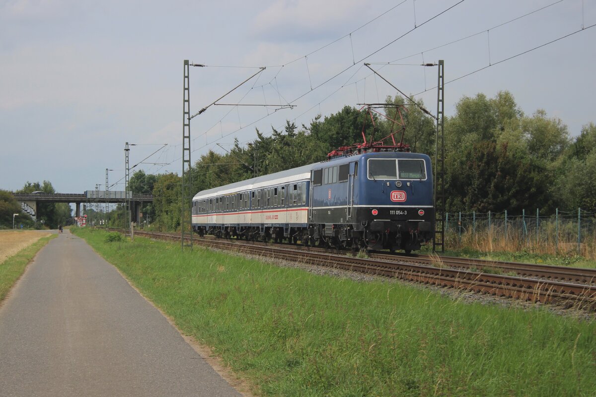 TRI 111 054 schiebt der RB37 durch Kaarst Broicherheide am 8 Augustus 2025.