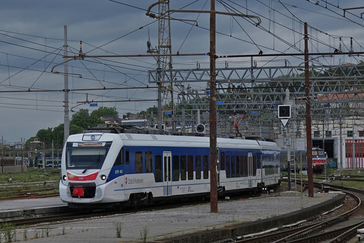 Triebzüge der ETR 563 fährt in den Bahnhof von Triest ein. 05.05.2025