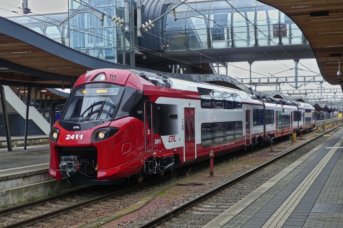 Triebzug 2411, Alstom Corodia Max, steht Abfahrtbereit im Bahnhof von Luxemburg, um die Strecke nach Diekirch zu bedienen. 15.10.2024
Seit dem 28.09. sind die ersten Triebzüge der BR 2400 im regulären Einsatz auf der Strecke Luxemburg – Diekirch.
