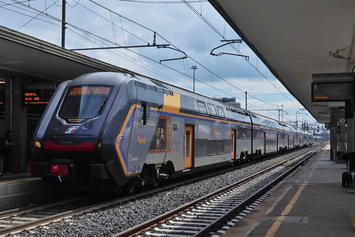 Triebzug ETR 621-012, f�hrt in den Bahnhof von Ferrara ein. 08.05.2025