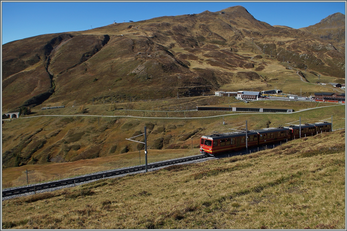 Trotz des dichtem Fahrplans ist es nicht einfach JB und WAB Züge auf Streckenfahrt gemeinsam auf das Bild zu bekommen.
Hier ist im Vordergrund ein Bergwärts fahrende JB Zug und im Hintergrund ein talwärts fahrender WAB zu erkennen.
9. Okt. 2014
