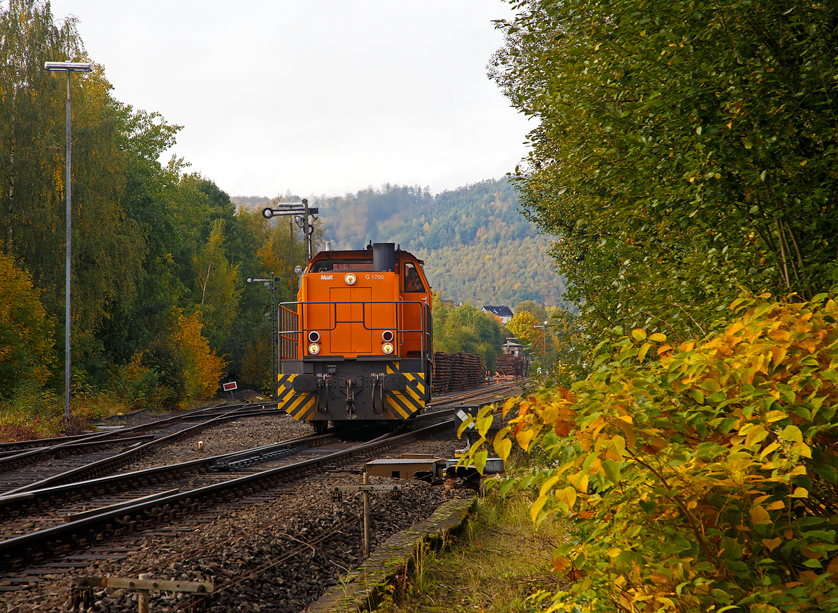 
Trotz Gleisbaustelle im Bereich Herdorf findet noch Güterverkehr statt. Hier hat die KSW 42 (92 80 1277 902-3 D-KSW), eine Vossloh MaK G 1700 BB der KSW Kreisbahn Siegen-Wittgenstein, mit einem Coilzug am 15.10.2020 Herdorf erreicht und fährt nun auf den Rbf der KSW (Betriebsstätte Freien Grunder Eisenbahn - NE 447).