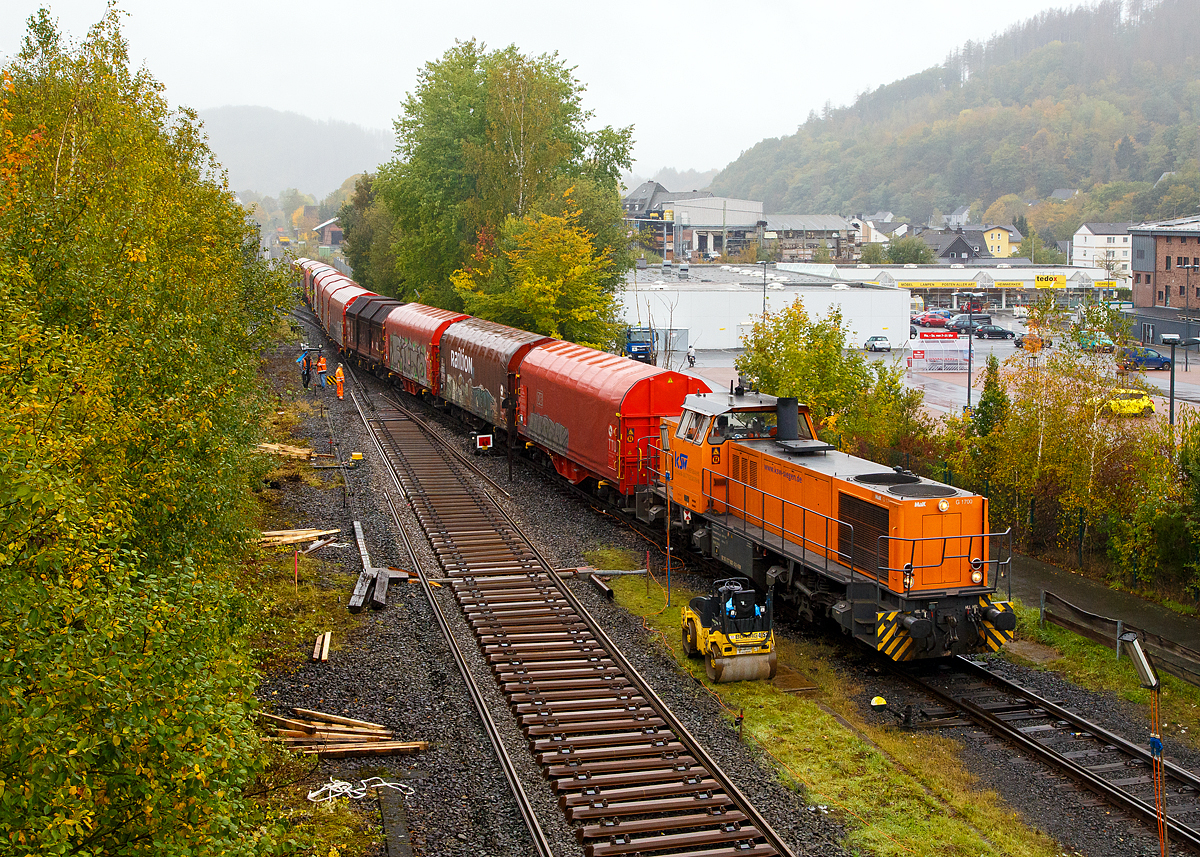 
Trotz Gleisbaustelle im Bereich Herdorf findet noch Güterverkehr statt. Hier hat die KSW 42 (92 80 1277 902-3 D-KSW), eine Vossloh MaK G 1700 BB der KSW Kreisbahn Siegen-Wittgenstein, mit einem Coilzug am 15.10.2020 Herdorf erreicht und fährt nun auf den Rbf der KSW (Betriebsstätte Freien Grunder Eisenbahn - NE 447).