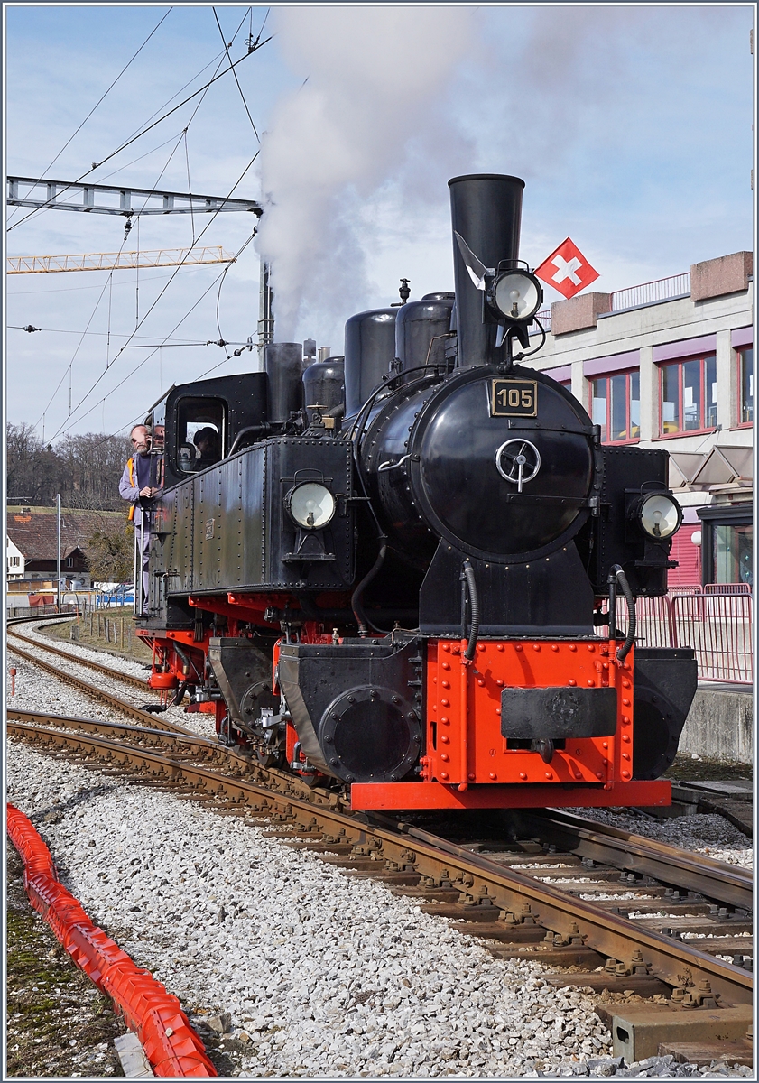 Trotz Karneval machte ich mich am Sonntag auf, in Châtel St-Denis einen der letzten Züge auf der Strecke nach Palézieux zu fotografieren und war dann doch sehr überrascht , festzustellen, dass ich wohl im weiten Umkreis der Einzigste war, der nicht wusste, dass zur (Vorübergehenden) Streckenstillegung ein Dampfzug fuhr...

Der Dampfzug, von ca 10 Kilometer (Luftlinie) weit entfernten Chaulin kommend hatte eine weiter (Umweg) Fahrt via Montbovon hinter sich, als er praktisch zur selben Zeit wie ich in Châtel St-Denis ankam.

Dies Bild zeigt die Blonay-Chamby Lok G 2x 2/2 105 bei der Rangierfahrt zum Umfahren ihres Zuges (zur Weiterfahrt nach Palézieux) auf der Weiche N° 1 in Châtel St-Denis. 

3. März 2019