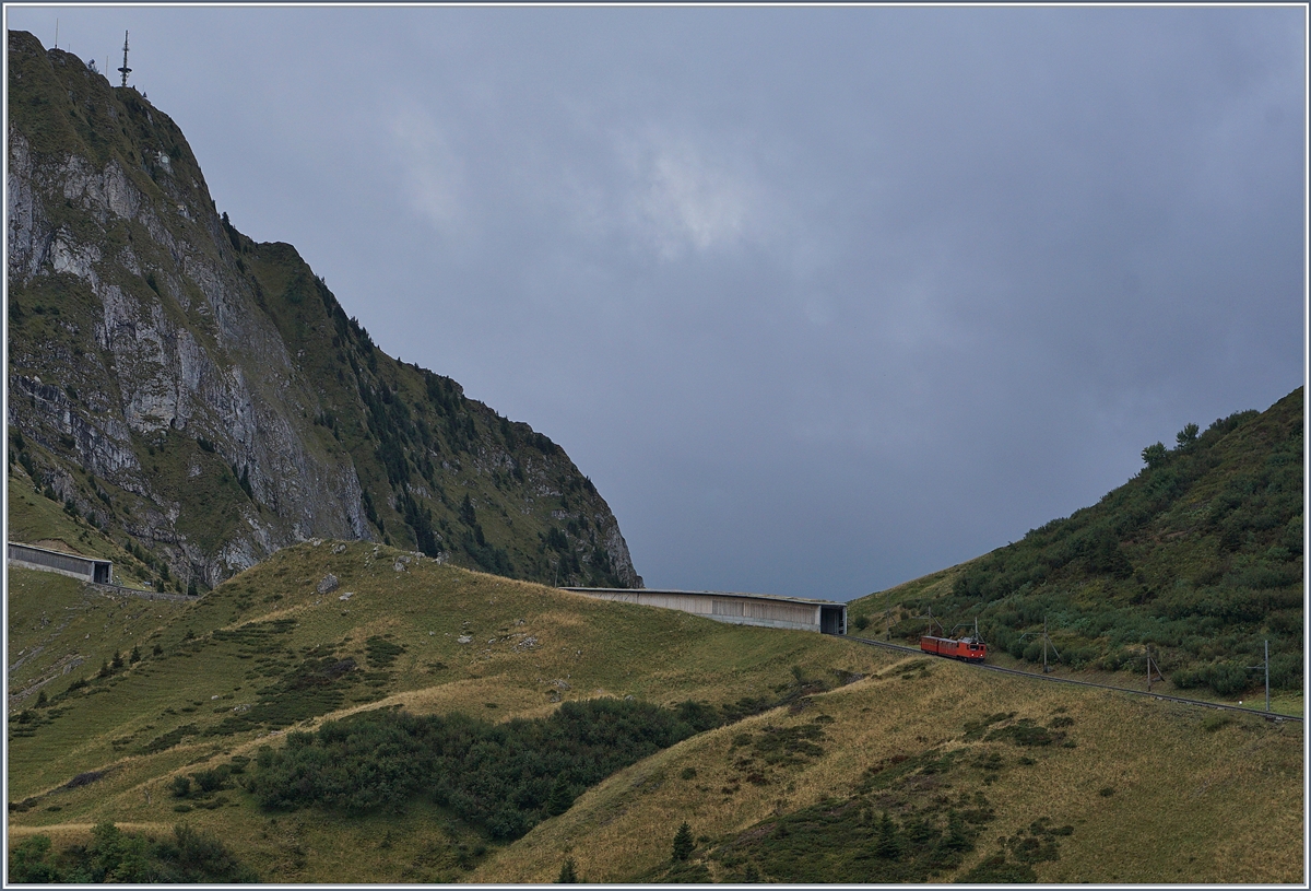 Und noch ein  Landschaftsbild : die Hem 2/2 11 fährt mit ihrem Belle Epoque talwärts und erreicht in wenigen Minuten Jaman.
16. Sept. 2017