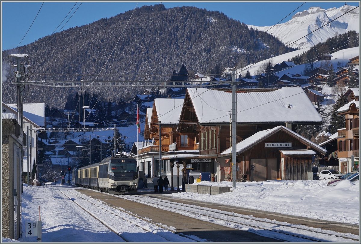 Und weil es mir so gut gefällt noch ein weiters Bild der MOB Ge 4/4 8002 mit dem Golden Pass Belle Epoque PE 2214, hier bei der Einfahrt in Rougemont. 

11. Januar 2021