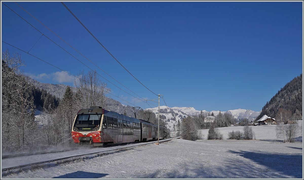 Unverkennbar ein Nachschuss, da lässt der Winter keine  Tricks  zu, denn obwohl nur sehr wenig Schnee liegt, ist doch aufwirbelnder Schnee zu erkennen, wohl auch, da die Züge hier relativ schnell fahren. 
Im Bild ist der MOB Be 4/4 5002  Lenkerpendel  auf der Fahrt nach Zweisimen zwischen Stöckli und Blankenburg.

3. Dez. 2020
