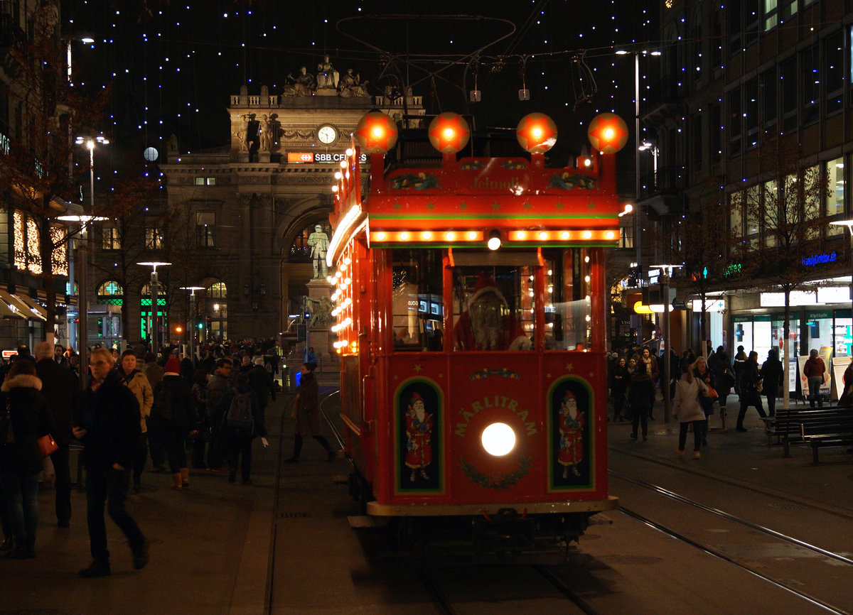 VBZ: Mit der Weihnachtsstrassenbahn  M�rlitram  in Z�rich unterwegs am 15. Dezember 2016.
Foto: Walter Ruetsch