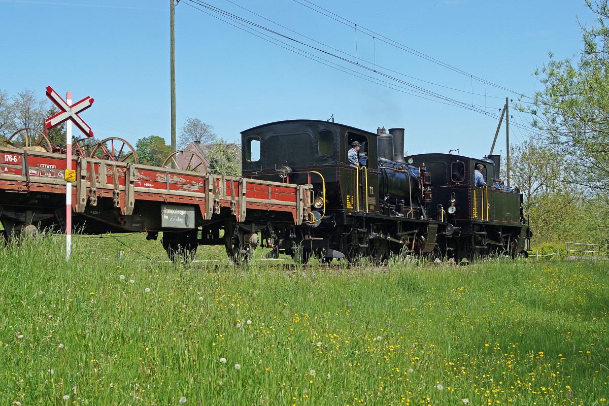 VHE: Auf der auf Busbetrieb umgestellten Teilstrecke Sumiswald Gr�nen - Huttwil verkehren wieder Dampfz�ge. Am 10. Mai 2015 waren mehrere Dampfz�ge unterwegs  von DBB und VHE. VHE Dampfzug mit der Doppeltraktion Ed 3/4 2 ehemals SMB und der Ed 3/4 Nr. 11 ehemals LHB bei D�rrenroht auf Muttertagsfahrt.
Foto: Walter Ruetsch