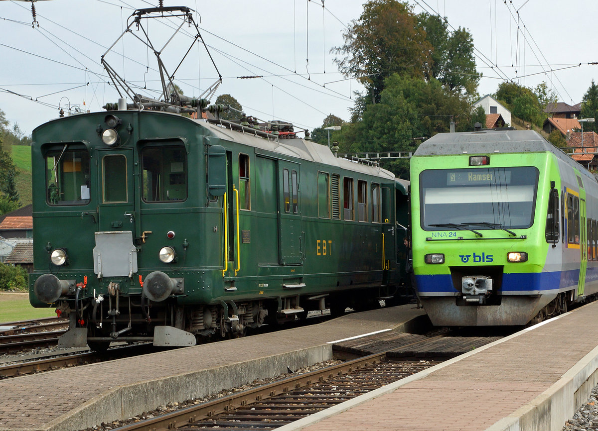 VHE/ Verein Historische Eisenbahn Emmental:
Anlässlich der Huttwiler Dampftage 2016 fand am 1. Oktober ein interessantes Triebwagentreffen statt.
Zusammentreffen von ALT UND NEU oder EINST UND JETZT in Sumiswald. Der VHE BDe 2/4 240, ehemals EBT, kurz nach der Ankunft sowie die S-Bahn mit einem RABe 525 NINA  auf die Weiterfahrt wartend nach Ramsei.  
Foto: Walter Ruetsch