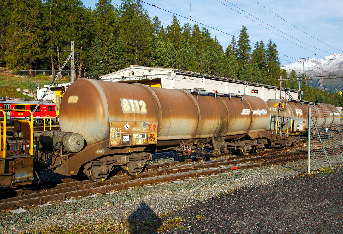 Vierachsige Schmalspur Drehgestell-Kesselwagen RhB Za 8112 f�r Heiz�l/Diesel, abgestellt am 13.09.2017 in Pontresina.

Die Mineral�lkesselwagen des Typs �Za� der Serie 8105 – 8113 d�rfen bis maximal 95% des Fassungsverm�gens gef�llt werden. Dies entspricht bei einem Kesselwagen mit einem Ladevolumen von 42.000 Liter einer maximalen F�llung von 38.000 Liter bzw. 32 Tonnen.
S�mtliche Kesselwagen haben von beiden Seiten ein Gef�lle gegen die Wagenmitte, um eine vollst�ndige Leerung zu gew�hrleisten.

TECHNISCHE DATEN:
Inbetriebnahme Jahr:  2002 bis 2003
Spurweite: 1.000 mm
L�nge �ber Puffer: 13.880 mm
Drehzapfenabstand: 8.800 mm 
Achsabstand im Drehgestell: 1.400 mm
Eigengewicht: 14 t
Ladegewicht: 32 t
Kesselinhalt (Ladevolumen): 42.000 Liter